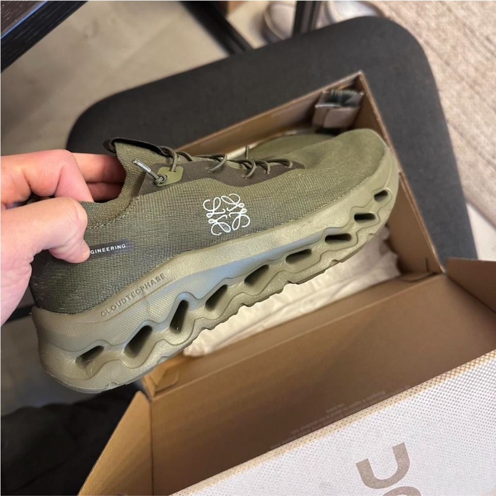 LOEWE X ON Military green Sneakers
Woman’s size 8